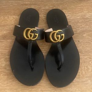 Gucci thong leather sandals. Size 39.